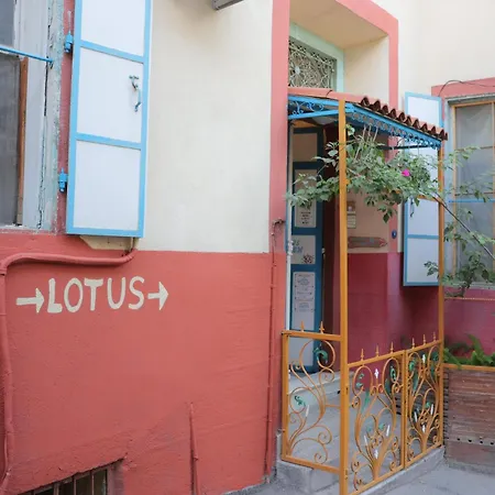 Lotus Garden Hostel Izmir-3